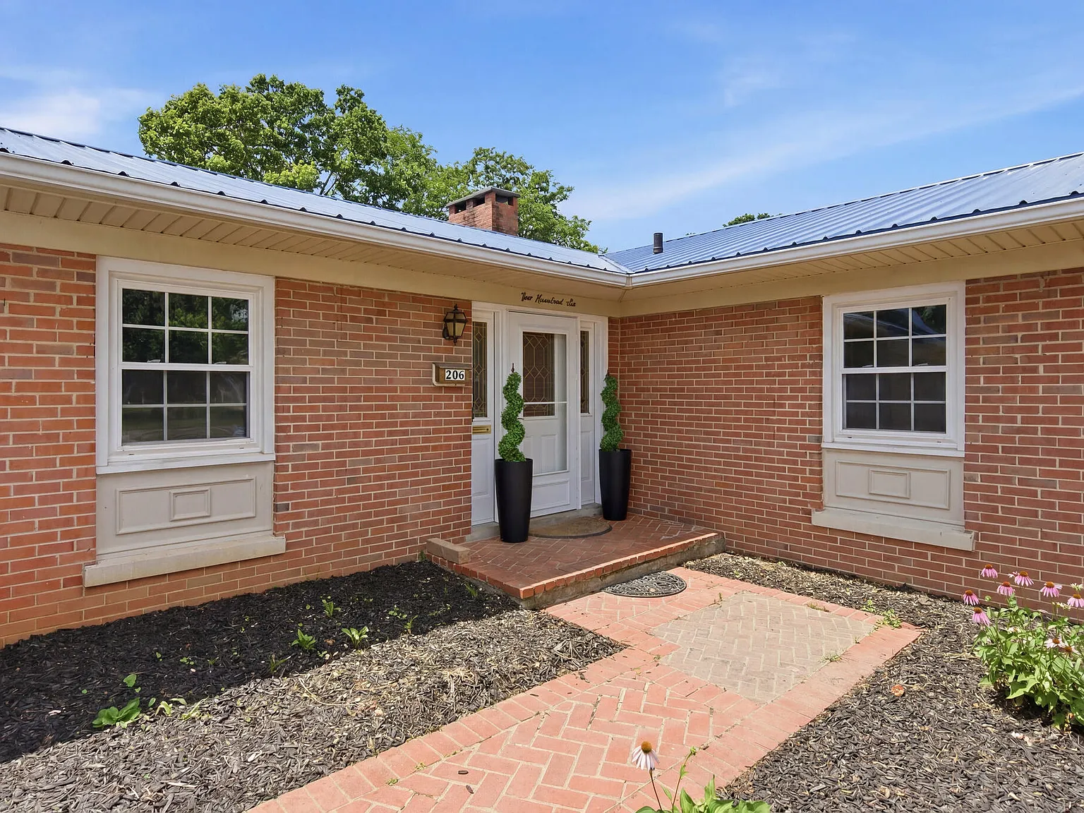 5 bed, 3.0 bath, 3888 sqft, $3,000 — Photo 3