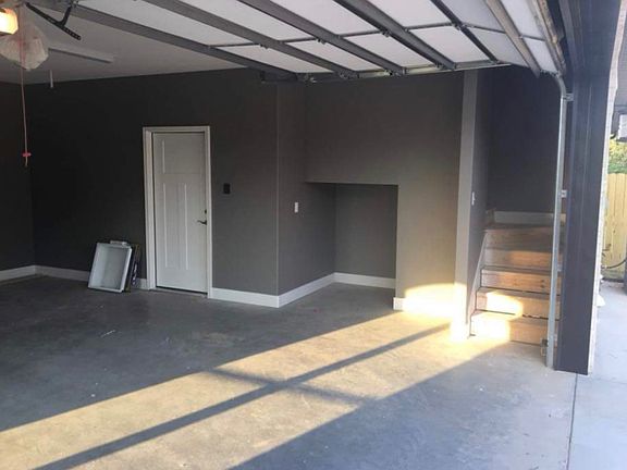 Garage w/steps to attic