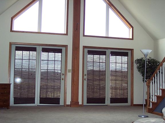 3rd image of 32 Kinley Dr