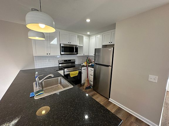 4th image of 611 Carver Ave