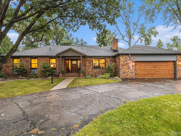 8827 Pleasant Lake Dr, Brighton, MI 48116