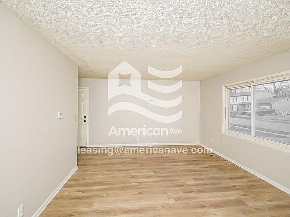 271966_003_living_room_3.jpg
