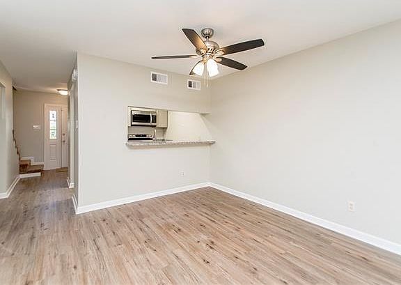 5th image of 382 Fairway Dr APT 21