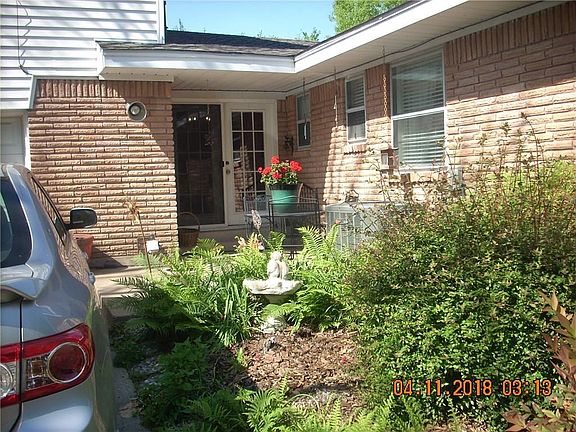 4th image of 303 Royal Ave