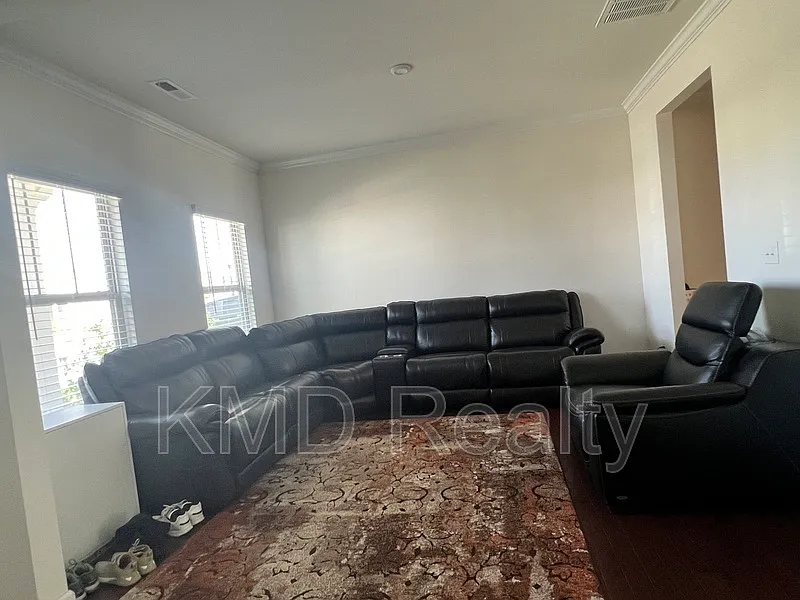 5 bed, 3.0 bath, 3127 sqft, $2,795 — Photo 4