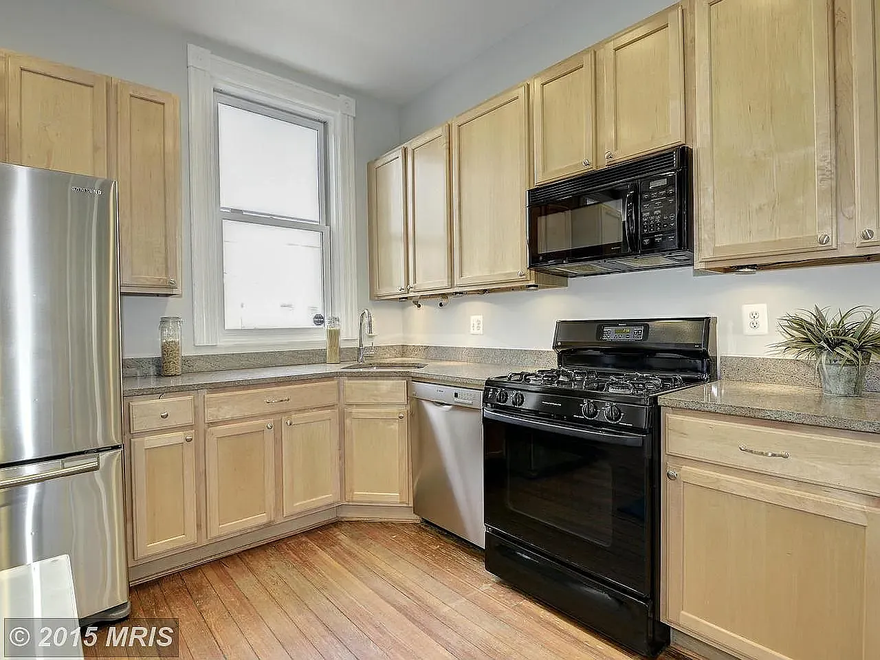 3 bed, 1200 sqft, $3,500 — Photo 4