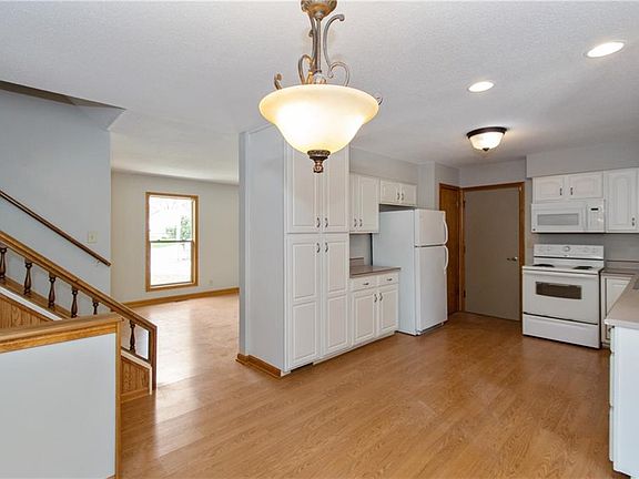 3rd image of 613 Roberta Ct