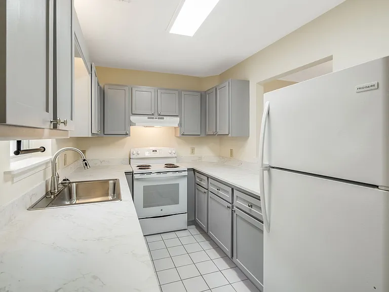 Mount Clare Avenue Apartments — Photo 10