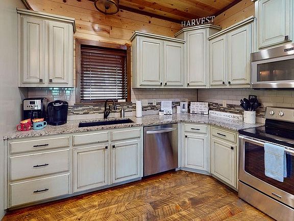 5th image of 13 Whispering Pine Rd