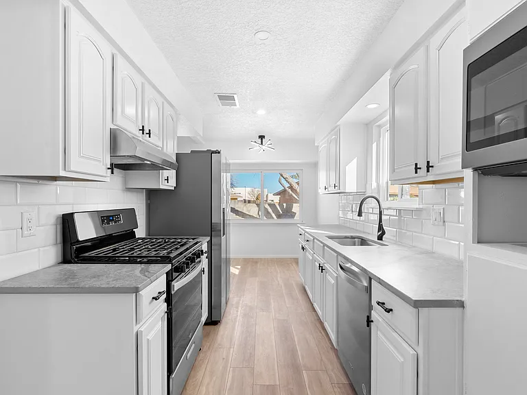 6321 Leslie Pl NE — Photo 3