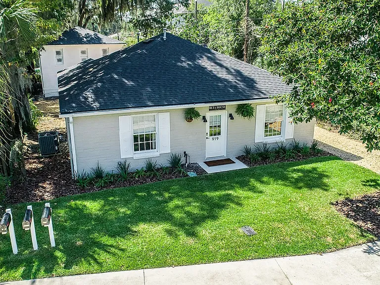 919 SW 6th Ave — Photo 4
