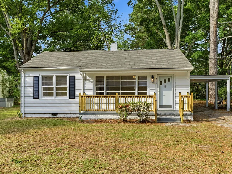 211 S Circle Dr — Photo 1