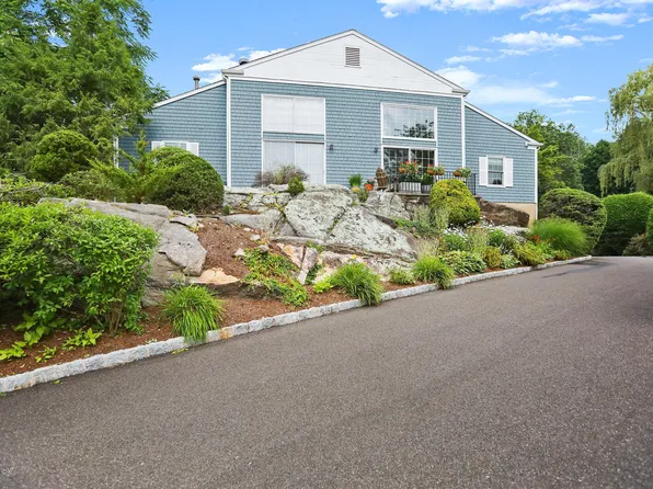 98 Valley Rd APT 2, Greenwich, CT 06807