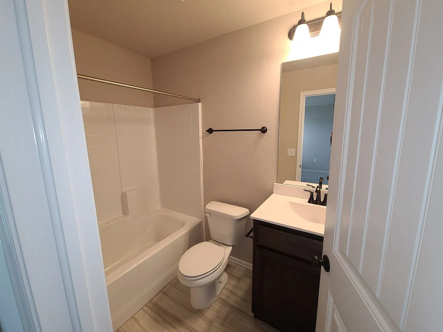 3 bed 2 bath in Yukon! Stunning finishes, vinyl wood, granite, stainless steel appliances! — Photo 4