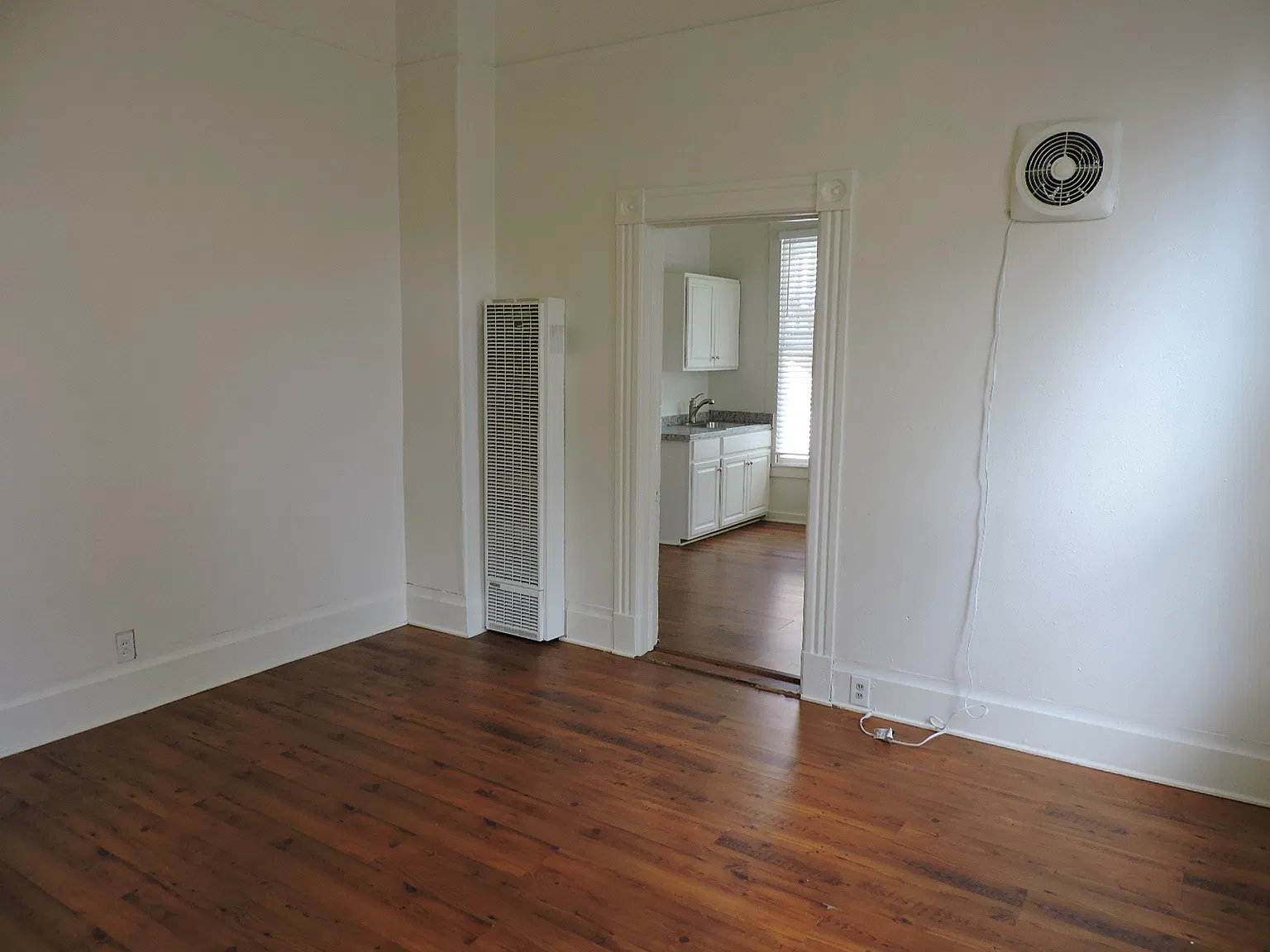 1233 E St — Photo 2