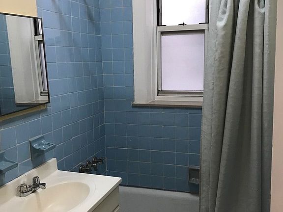 5th image of 2448 27th St APT 1F