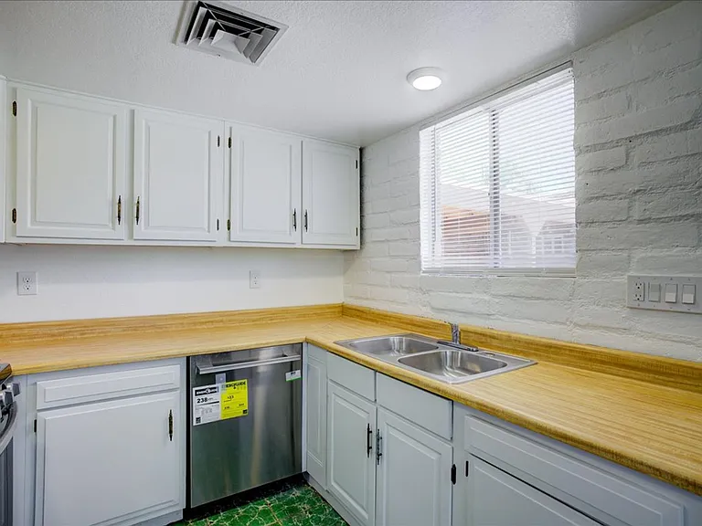 3425 E Fairmount St — Photo 14
