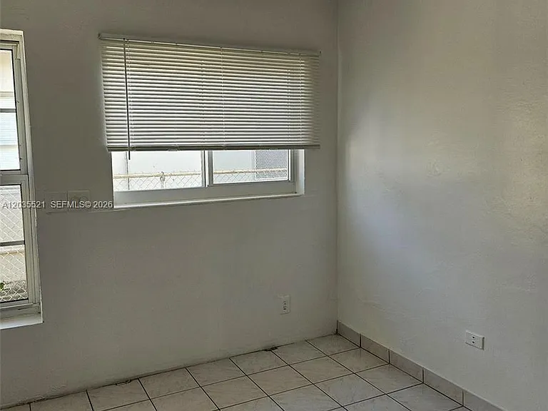 709 NE 4th Ct #6 — Photo 26