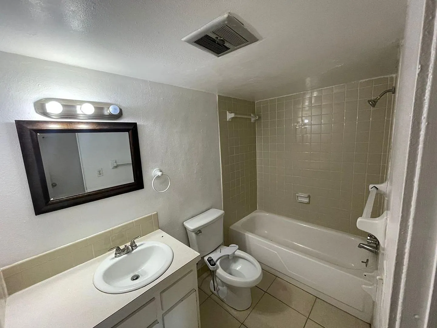 Nice Unit For Rent 1/1 Excellent Location!! — Photo 3