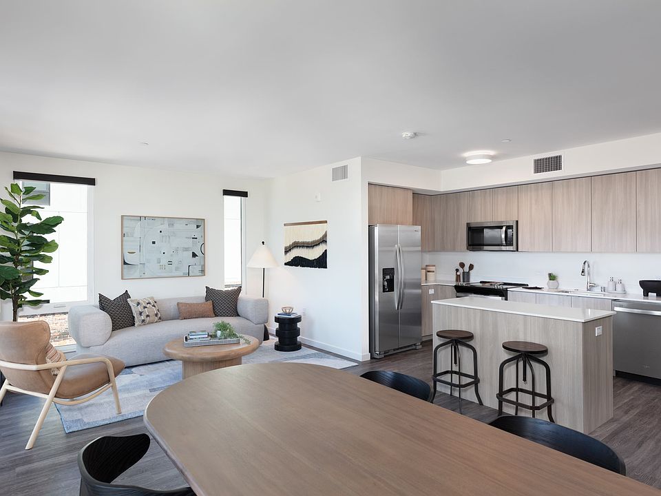 Open studio, 1, 2 & 3-bedroom apartments and townhomes at Star Harbor in Alameda, CA.