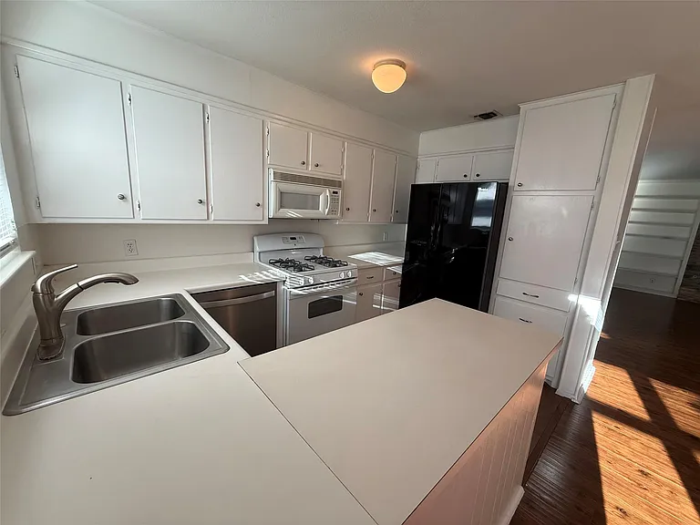 8713 Azalea Trl — Photo 4