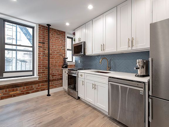 3rd image of 326 Bedford Ave #A2