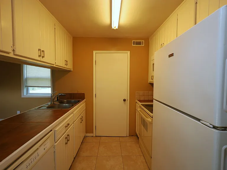 5 Crestwood Cir — Photo 3