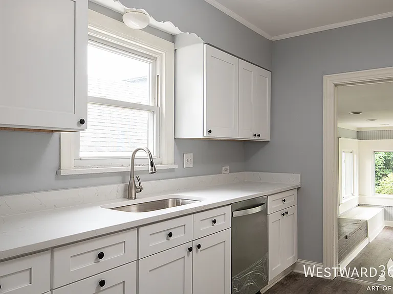 923 W Plainfield Rd — Photo 5