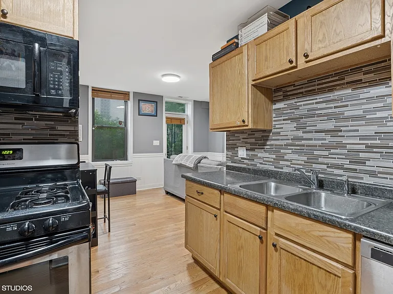 1920 W Dickens Ave #1F — Photo 10