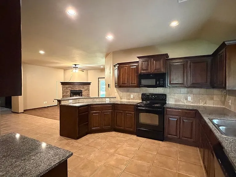 1060 Lost Oak Dr — Photo 7