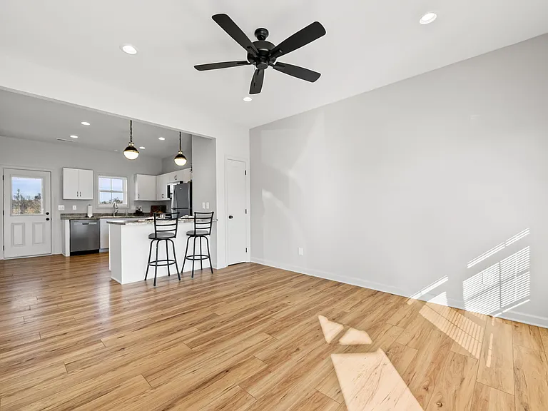 710 Sivley Rd — Photo 3