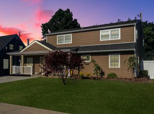 5 Skimmer Ln, Levittown, NY 11756