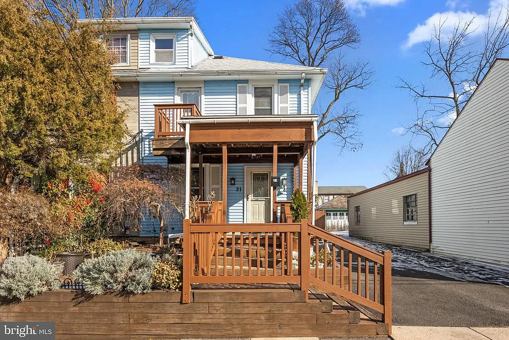 3 bed, 1.0 bath, 1458 sqft, $3,300 — Photo 2