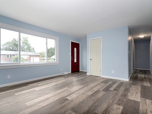 3rd image of 134 Richards Ave