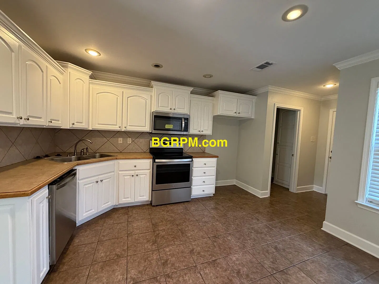 4 Bed 2 Bath — Photo 3