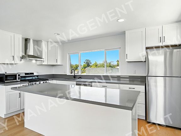 4th image of 425 N Raymond Ave APT E
