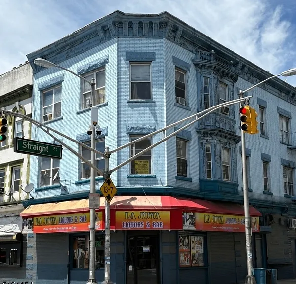 250 Straight St — Photo 1