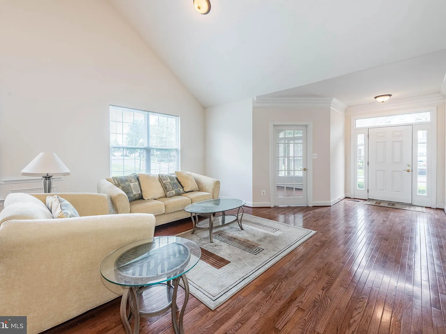 3 bed, 3.0 bath, 2990 sqft, $3,600 — Photo 2