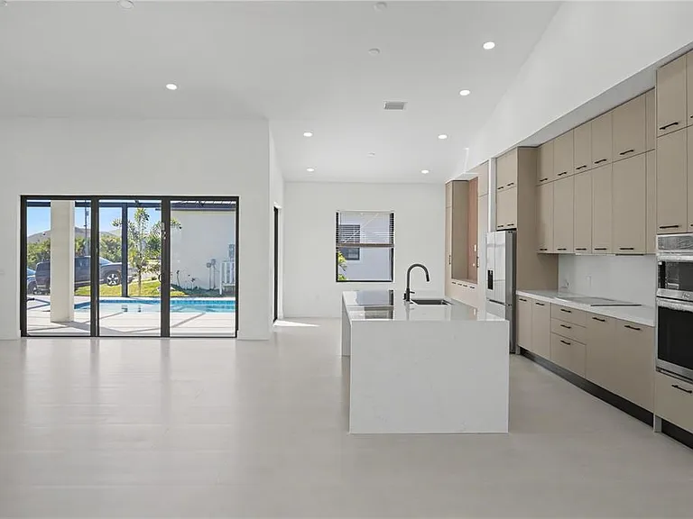 14687 Lillian Cir — Photo 4