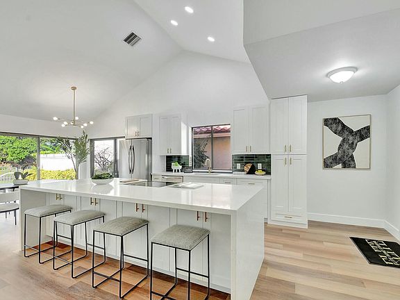 4th image of 2765 Hawthorne Lane