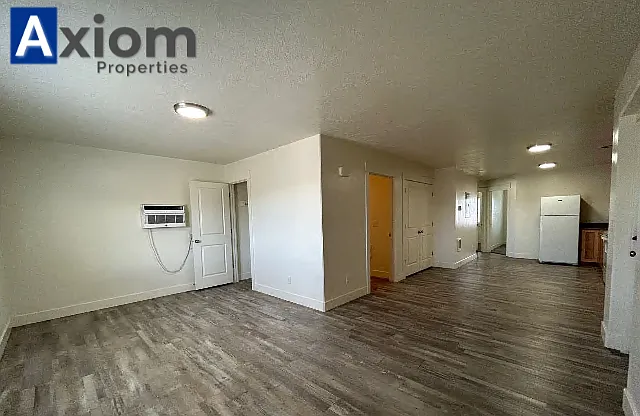 Beautiful 3 bedroom 1 bathroom apartment available now! — Photo 22