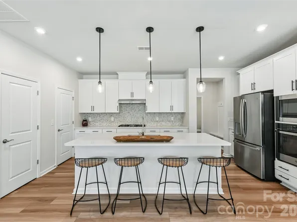 5858 Strathmore Ct, Charlotte, NC 28215