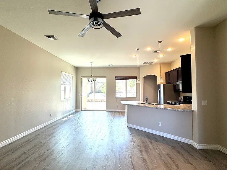 6049 E Greer Ln — Photo 2