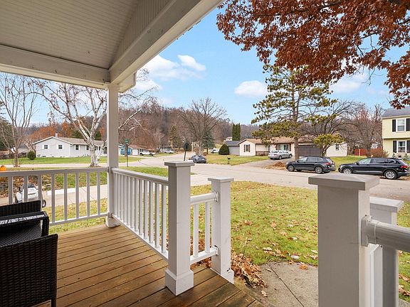 5th image of 2214 Woodside Dr