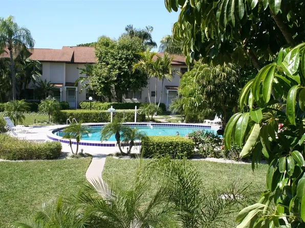 180 Cypress Way E APT E230, Naples, FL 34110