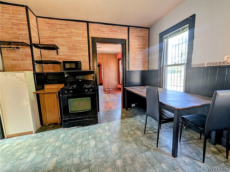 325 Box Ave — Photo 12