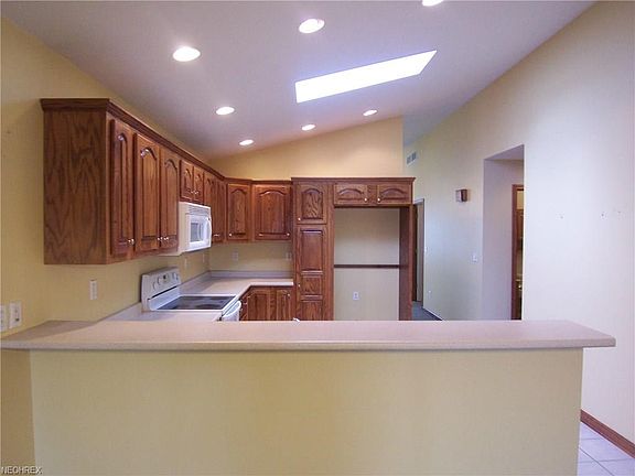 Great snack bar in the kitchen.