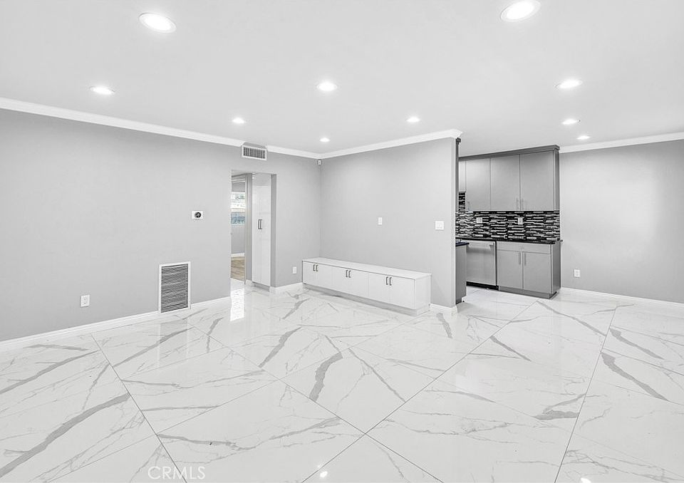 1st image of 6342 Morse Ave APT 104