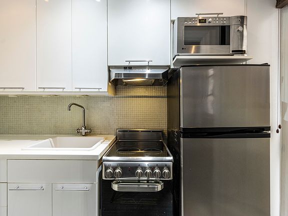 3rd image of 325 W 45th St APT 502