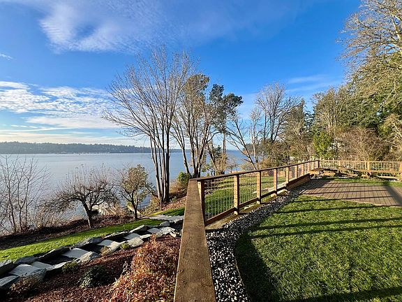 3rd image of 2061 E Bay Dr NE